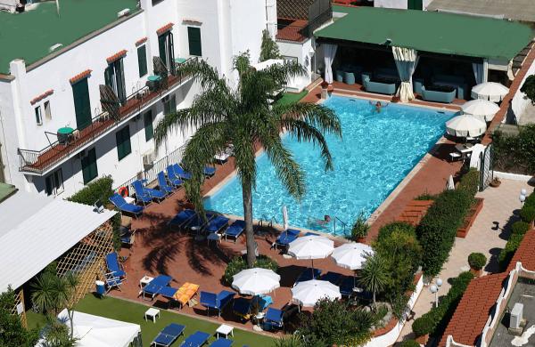 hotellordbyron en swimming-pools 011